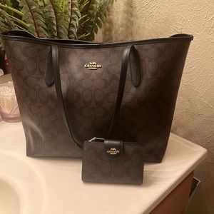 Coach tote in signature canvas with Wallet